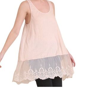 BOUTIQUE ITEM- 💥LAST ONE💥 SIZE SMALL ☀️LACE HEMLINE TANK W/ CRINKLE FABRIC